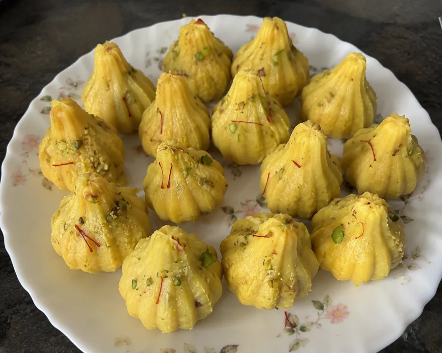 केशर-पिस्ता मोदक