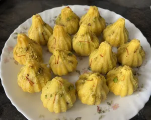 केशर-पिस्ता मोदक